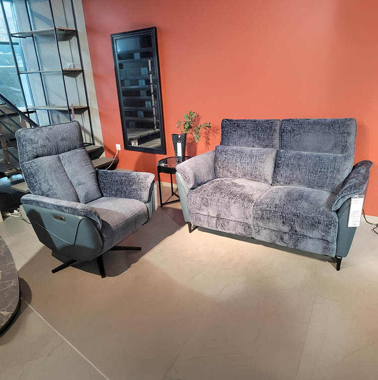 Canap gris en tissu avec plusieurs coussins assortis expos  dans un magasin de meubles.  Description g n r e par IA
