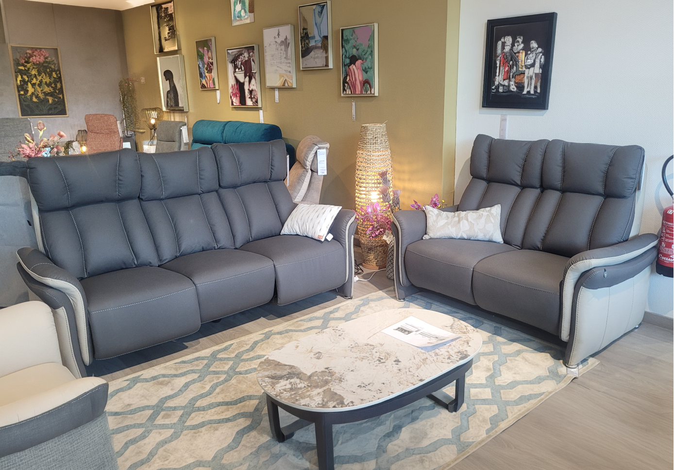 Fauteuil relax en tissu marron clair avec t l commande pos dans un int rieur moderne pr s d'une grande fen tre et d'une cloison en bois d corative.  Description g n r e par IA