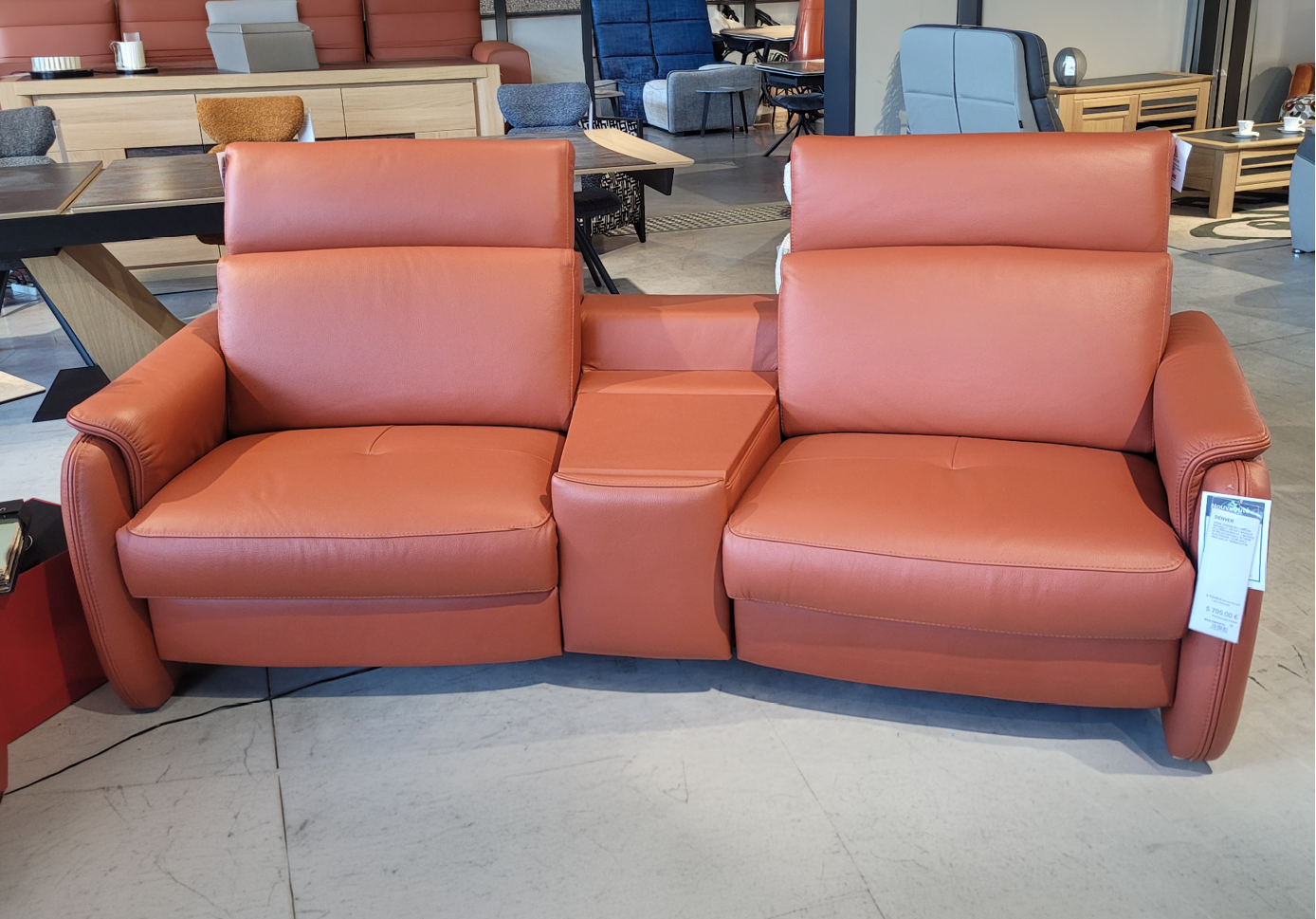 Fauteuil relax en tissu marron clair avec t l commande pos dans un int rieur moderne pr s d'une grande fen tre et d'une cloison en bois d corative.  Description g n r e par IA