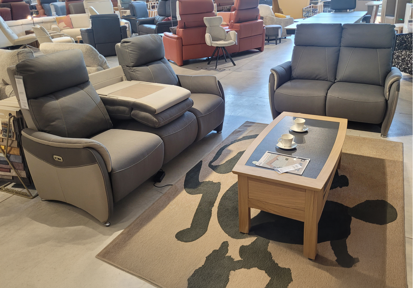 Fauteuil relax en tissu marron clair avec t l commande pos dans un int rieur moderne pr s d'une grande fen tre et d'une cloison en bois d corative.  Description g n r e par IA