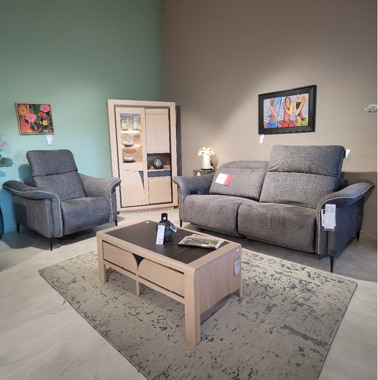 Fauteuil relax gris avec une t l commande pos e sur l'accoudoir dans un int rieur moderne pr s d'une grande fen tre et d'une cloison en bois d corative. Description g n r e par IA