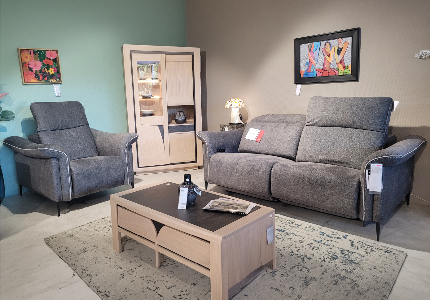 Fauteuil relax en tissu marron clair avec t l commande pos dans un int rieur moderne pr s d'une grande fen tre et d'une cloison en bois d corative.  Description g n r e par IA