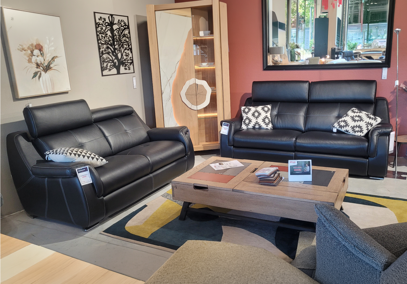 Fauteuil relax en tissu marron clair avec t l commande pos dans un int rieur moderne pr s d'une grande fen tre et d'une cloison en bois d corative.  Description g n r e par IA
