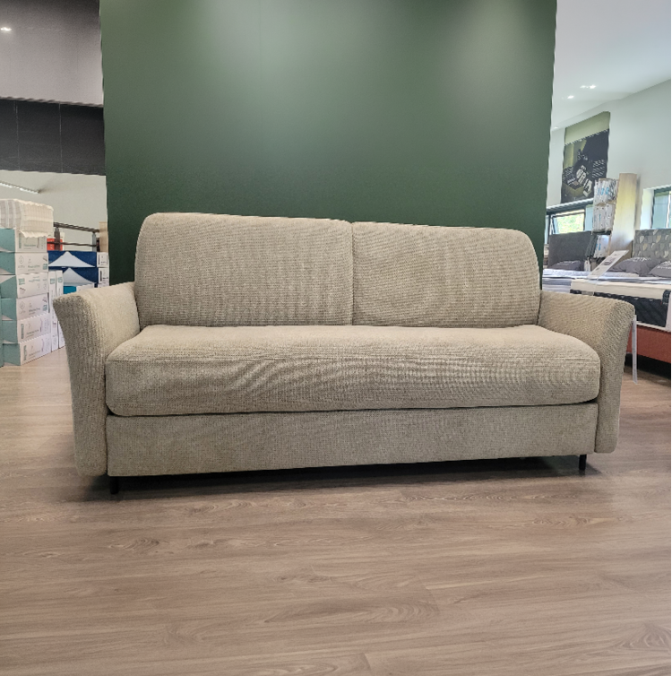 Fauteuil relax gris avec une t l commande pos e sur l'accoudoir dans un int rieur moderne pr s d'une grande fen tre et d'une cloison en bois d corative. Description g n r e par IA