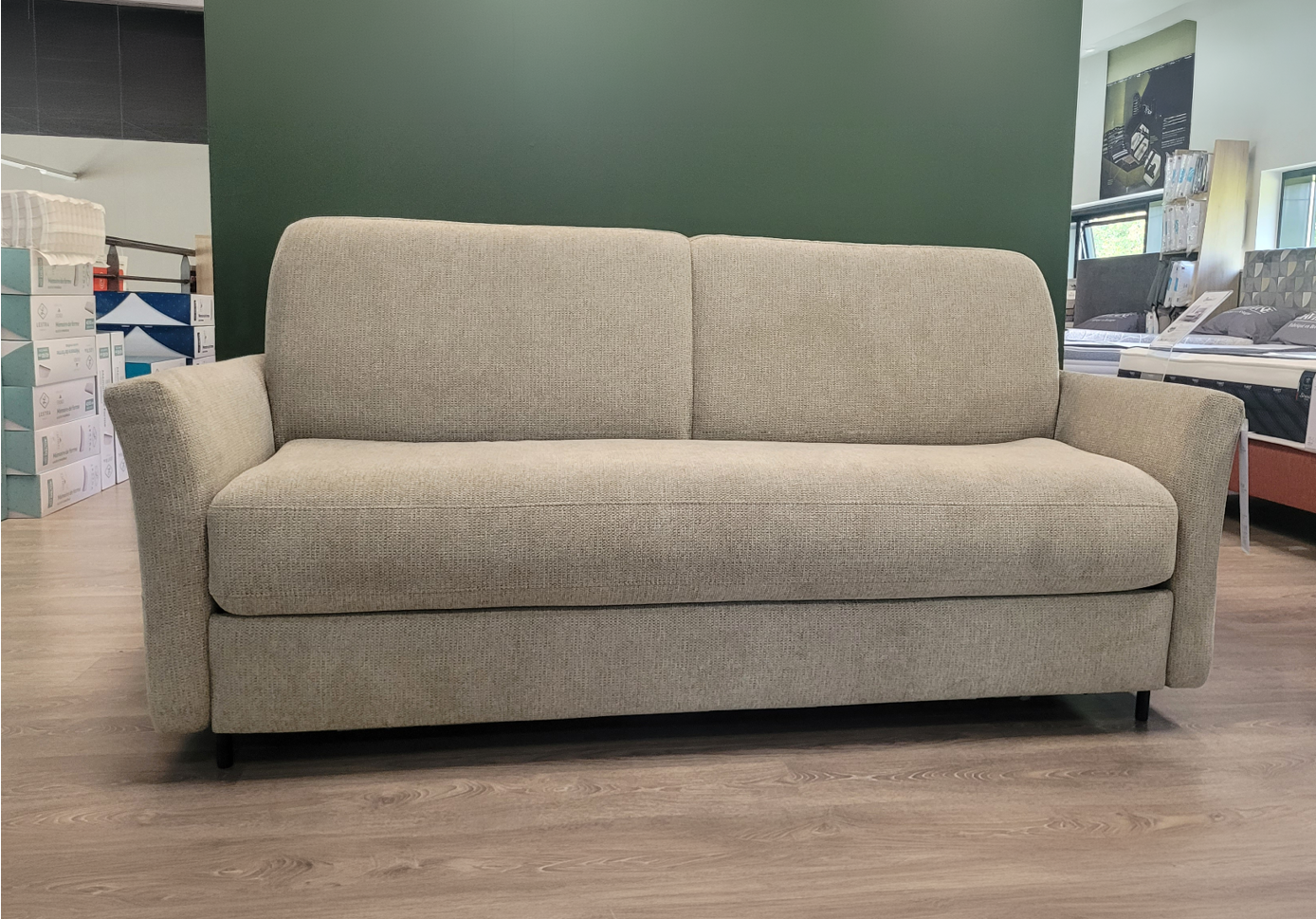 Fauteuil relax en tissu marron clair avec t l commande pos dans un int rieur moderne pr s d'une grande fen tre et d'une cloison en bois d corative.  Description g n r e par IA