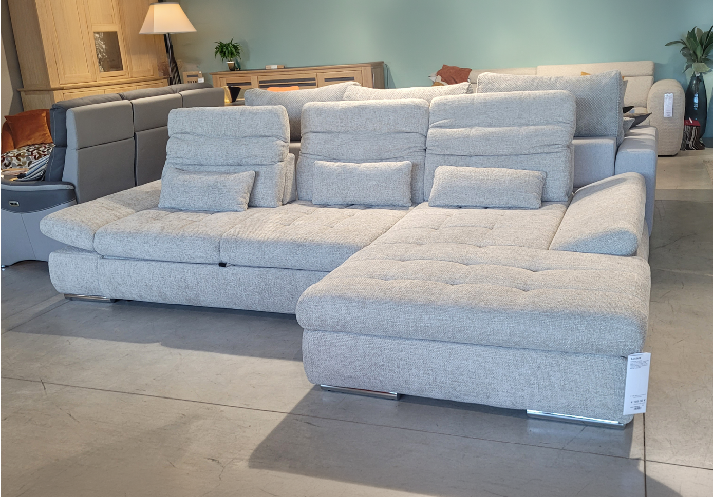 Fauteuil relax en tissu marron clair avec t l commande pos dans un int rieur moderne pr s d'une grande fen tre et d'une cloison en bois d corative.  Description g n r e par IA