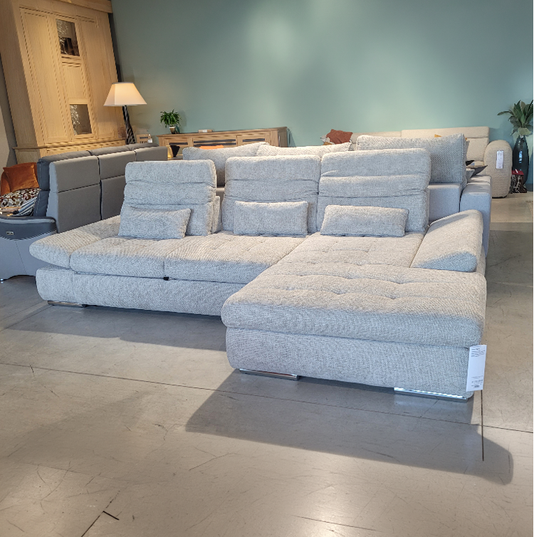 Fauteuil relax gris avec une t l commande pos e sur l'accoudoir dans un int rieur moderne pr s d'une grande fen tre et d'une cloison en bois d corative. Description g n r e par IA