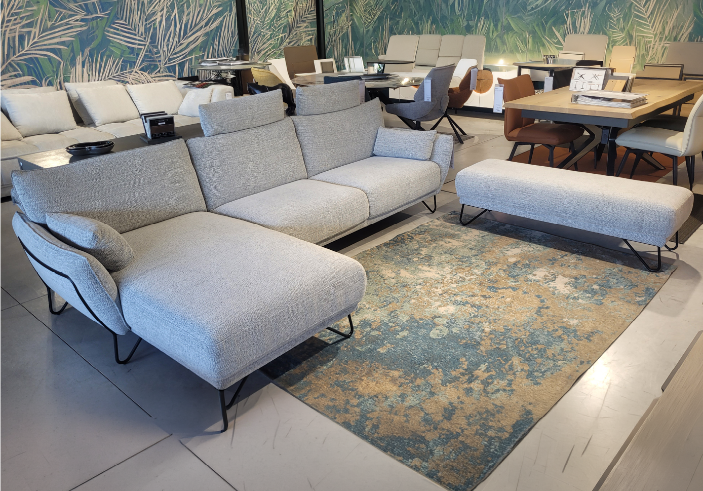 Fauteuil relax en tissu marron clair avec t l commande pos dans un int rieur moderne pr s d'une grande fen tre et d'une cloison en bois d corative.  Description g n r e par IA