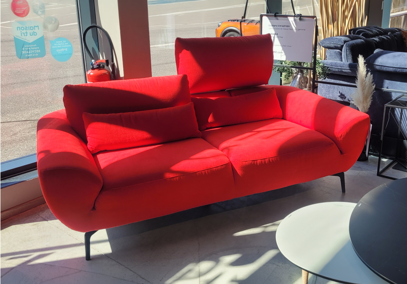 Fauteuil relax en tissu marron clair avec t l commande pos dans un int rieur moderne pr s d'une grande fen tre et d'une cloison en bois d corative.  Description g n r e par IA