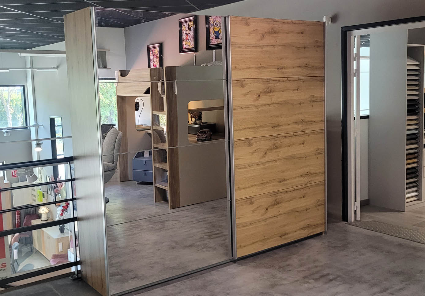 Un int rieur moderne avec un sol en b ton, des meubles en bois clair, une rampe m tallique et une porte coulissante en bois. Description g n r e par IA