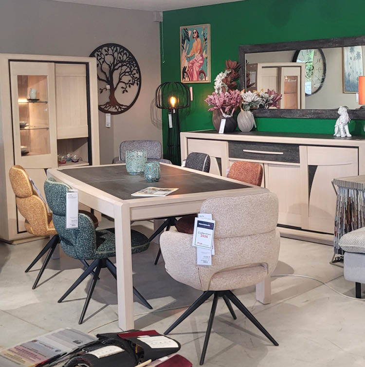 Un salon moderne avec un canap d'angle clair, une table   manger en bois avec des chaises rembourr es, un fauteuil gris et une d coration sobre sur un sol clair.  Description g n r e par IA
