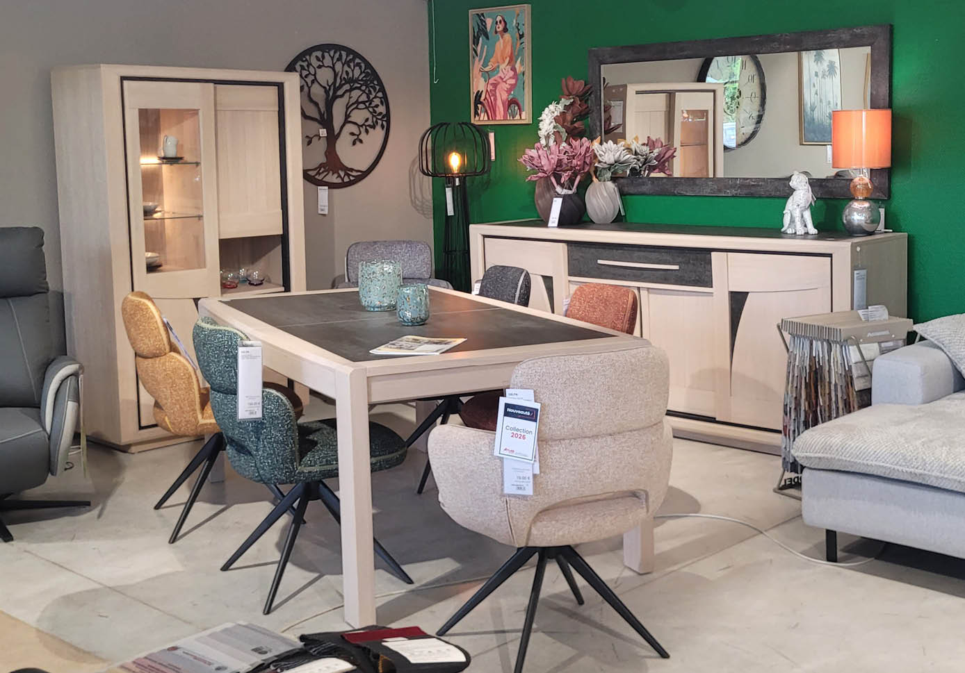 Salle  manger moderne avec une table rectangulaire entour e de chaises color es, un buffet avec miroir, un canap  gris et une d coration murale verte.  Description g n r e par IA