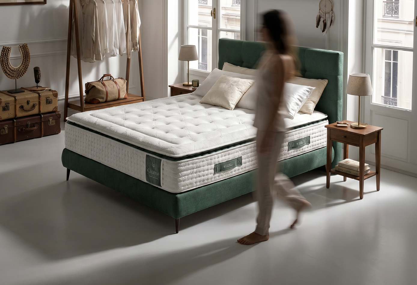 Une personne en v tements clairs marche dans une chambre lumineuse avec un lit vert, une table de chevet, une penderie avec des v tements suspendus et des d corations murales. Description g n r e par IA